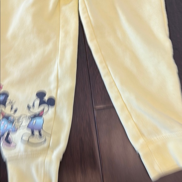 Adorable Toddler Girls GAP Disney Minnie and Mickey Yellow Sweatsuit! - Picture 9 of 12